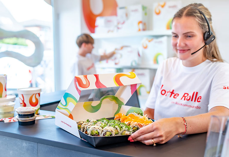 Sushi auf Tressen